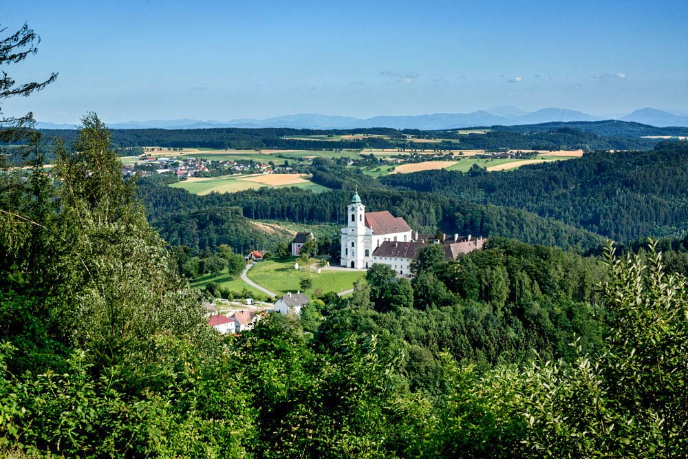 Maria Langegg im Dunkelsteinerwald – Blick über das Dorf in die Wachauer Ebene