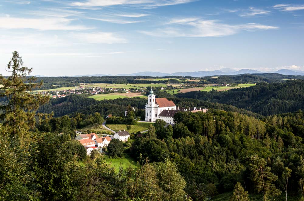 Panoramaansicht der Wallfahrtskirche Maria Langegg